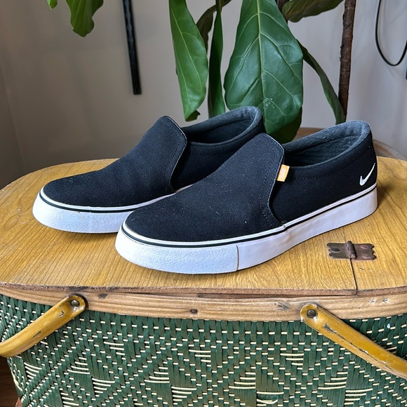 Nike Women's Court Royale Ac SLP Sneaker - Picture 1 of 6